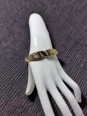 Vintage Gold Tone Metal Twist Design Bangle Push Lock Bracelet